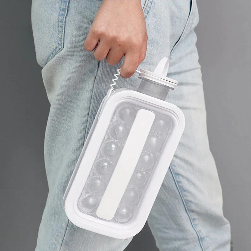 2-i-1 flaske med integrert isbitform 