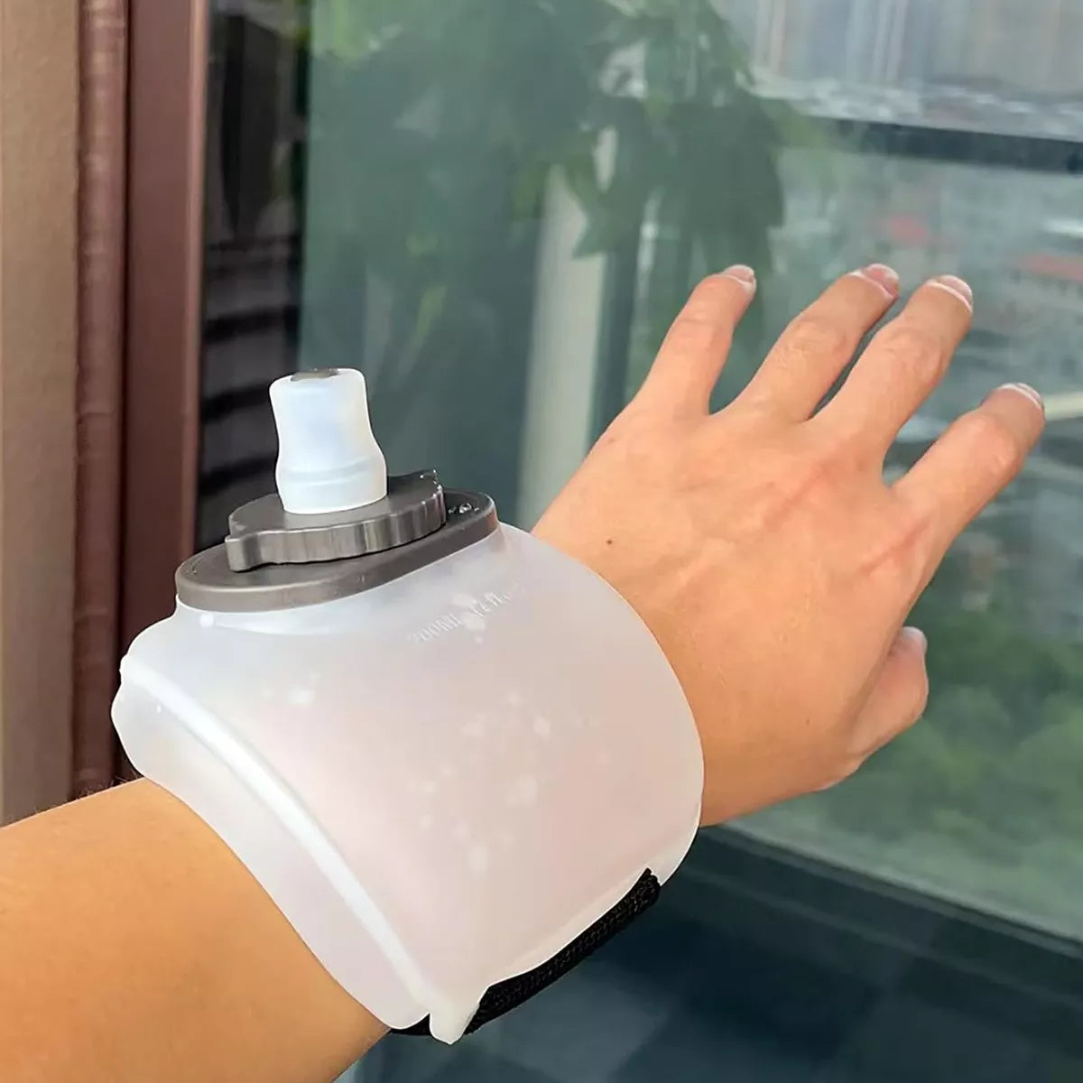 動きながら、止まらずに水分補給をしましょう 