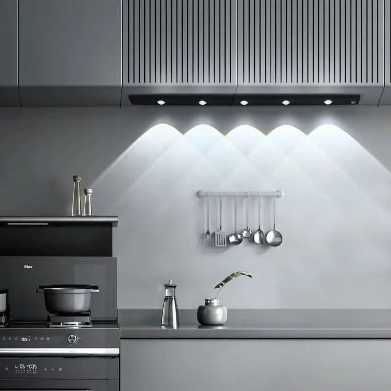 LED-lampa med smart rörelsedetektor och klister 
