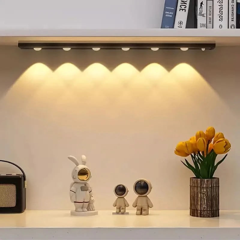 LED-lampa med smart rörelsedetektor och klister 