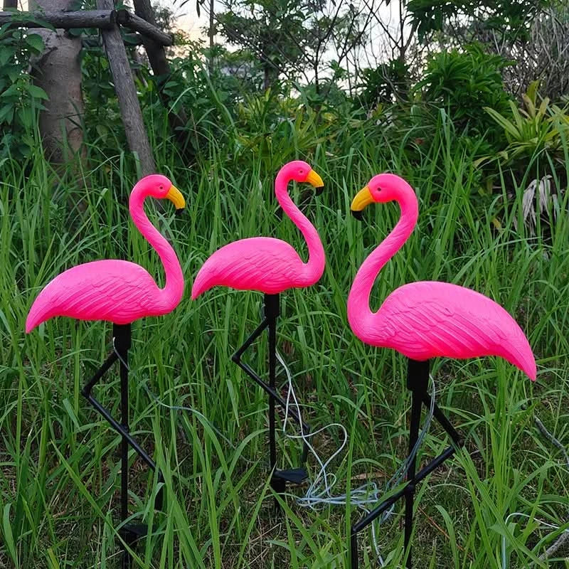 Aurinkoenergiaa käyttävä loistava flamingo Vaaleanpunainen – Taianomainen puutarha yöllä 