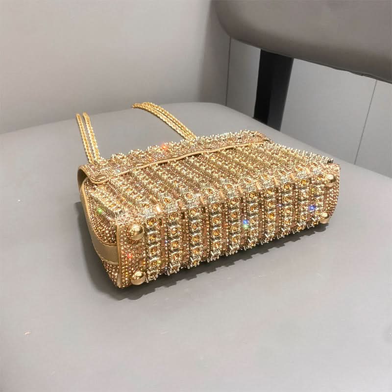 Brilla in serata con questa pochette glamour di strass 